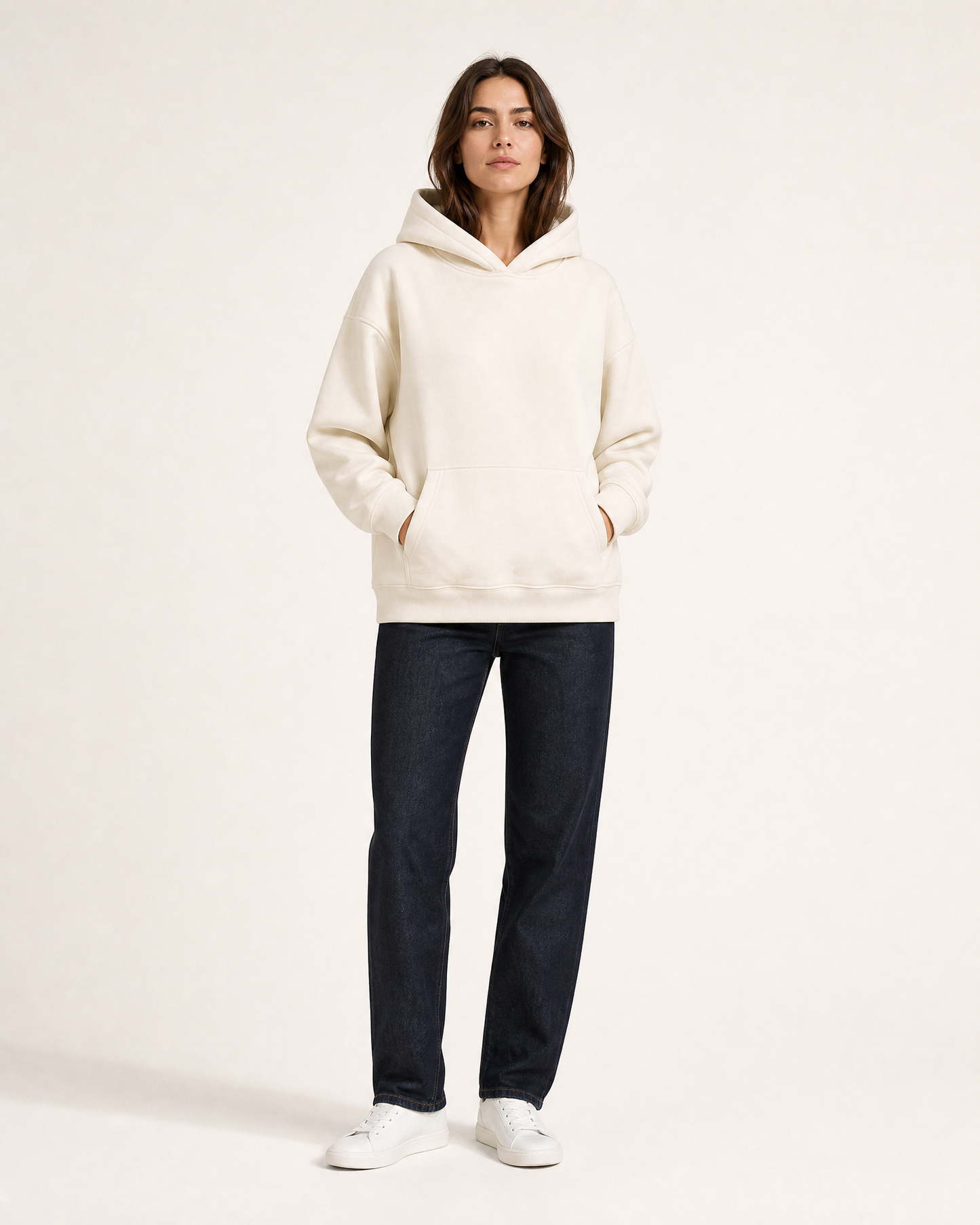 Liv Hoodie am Model in Off-White