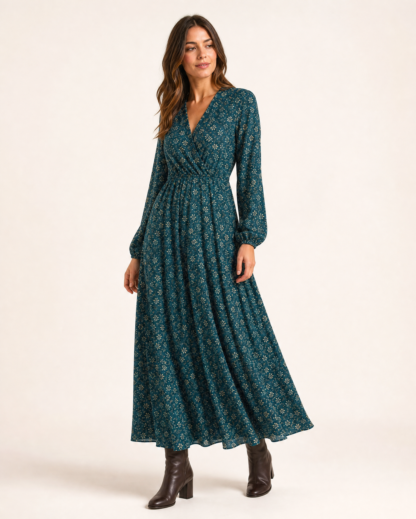 Clover Maxikleid am Model in Petrol mit Cremeblüten