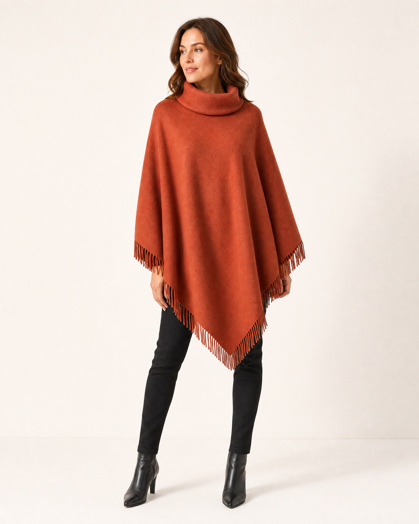 Autumn Fransen-Poncho am Model in Terrakotta