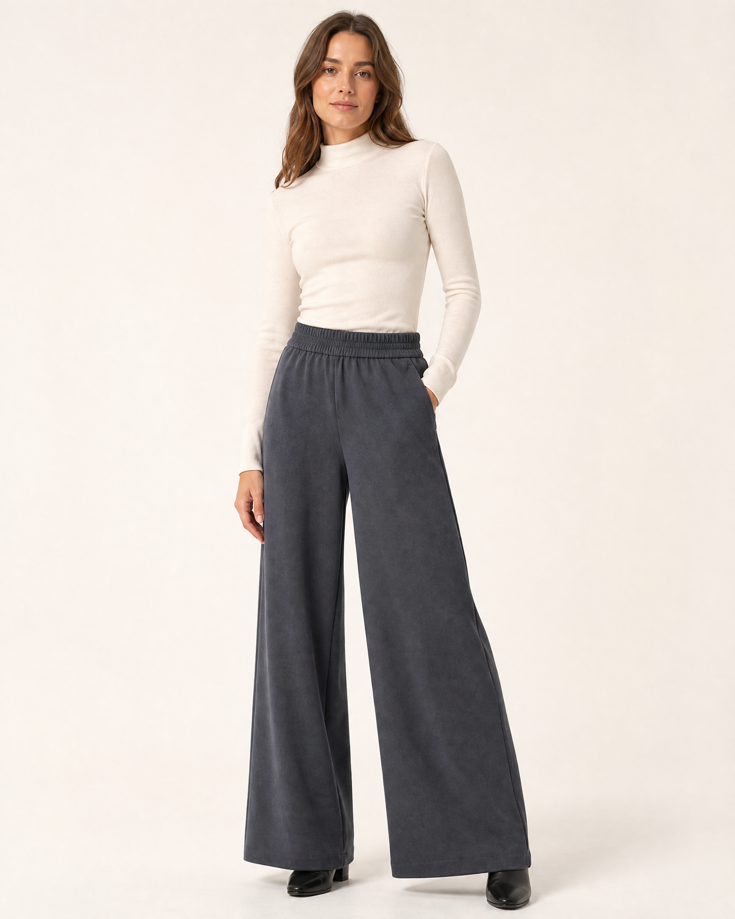 Inga Wide-Leg-Hose am Model in Schiefergrau