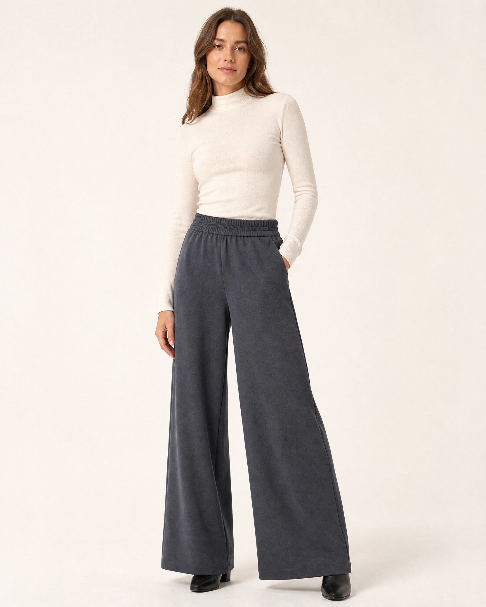 Inga Wide-Leg-Hose am Model in Schiefergrau