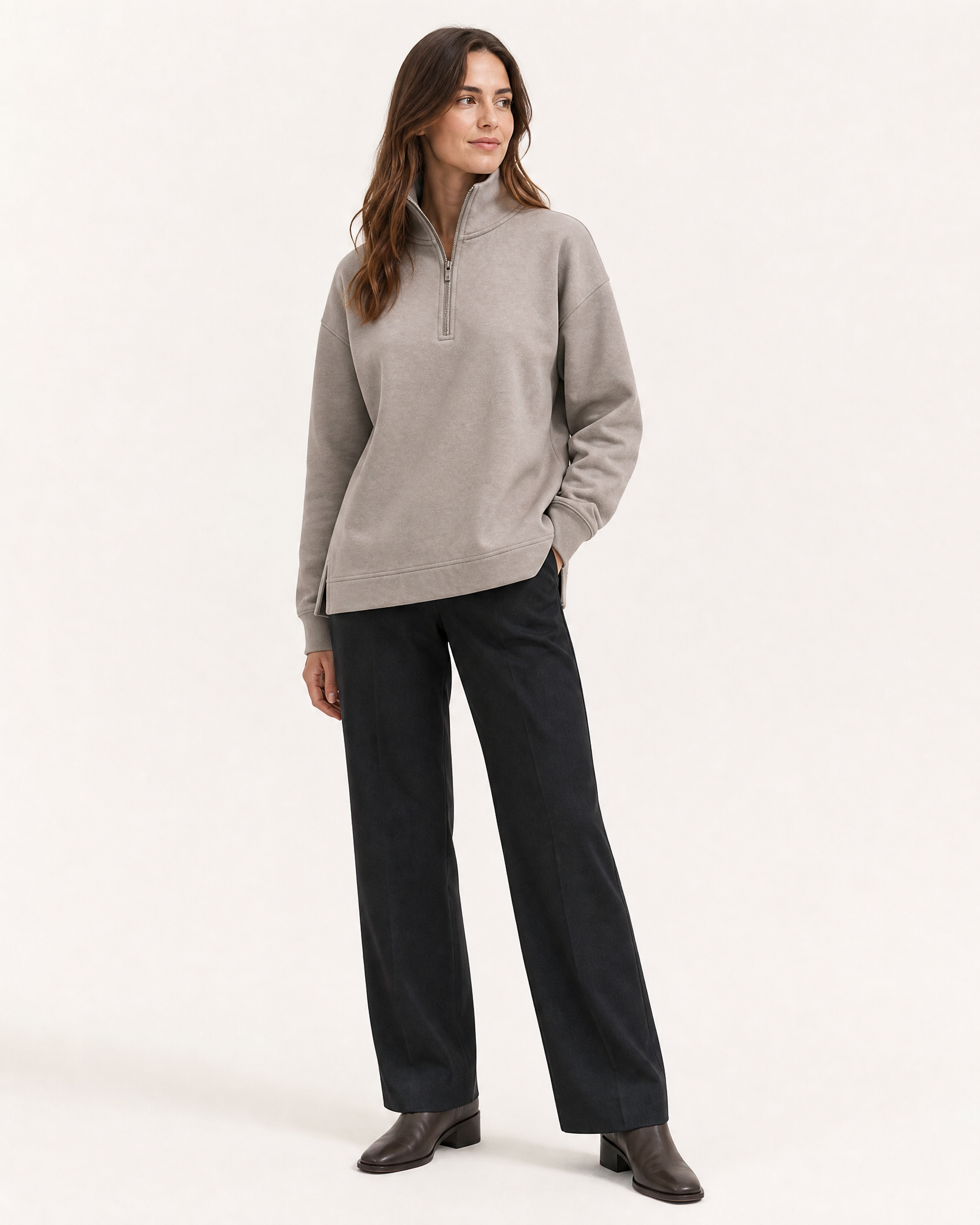 Eira Halbzip-Sweater am Model in Greige