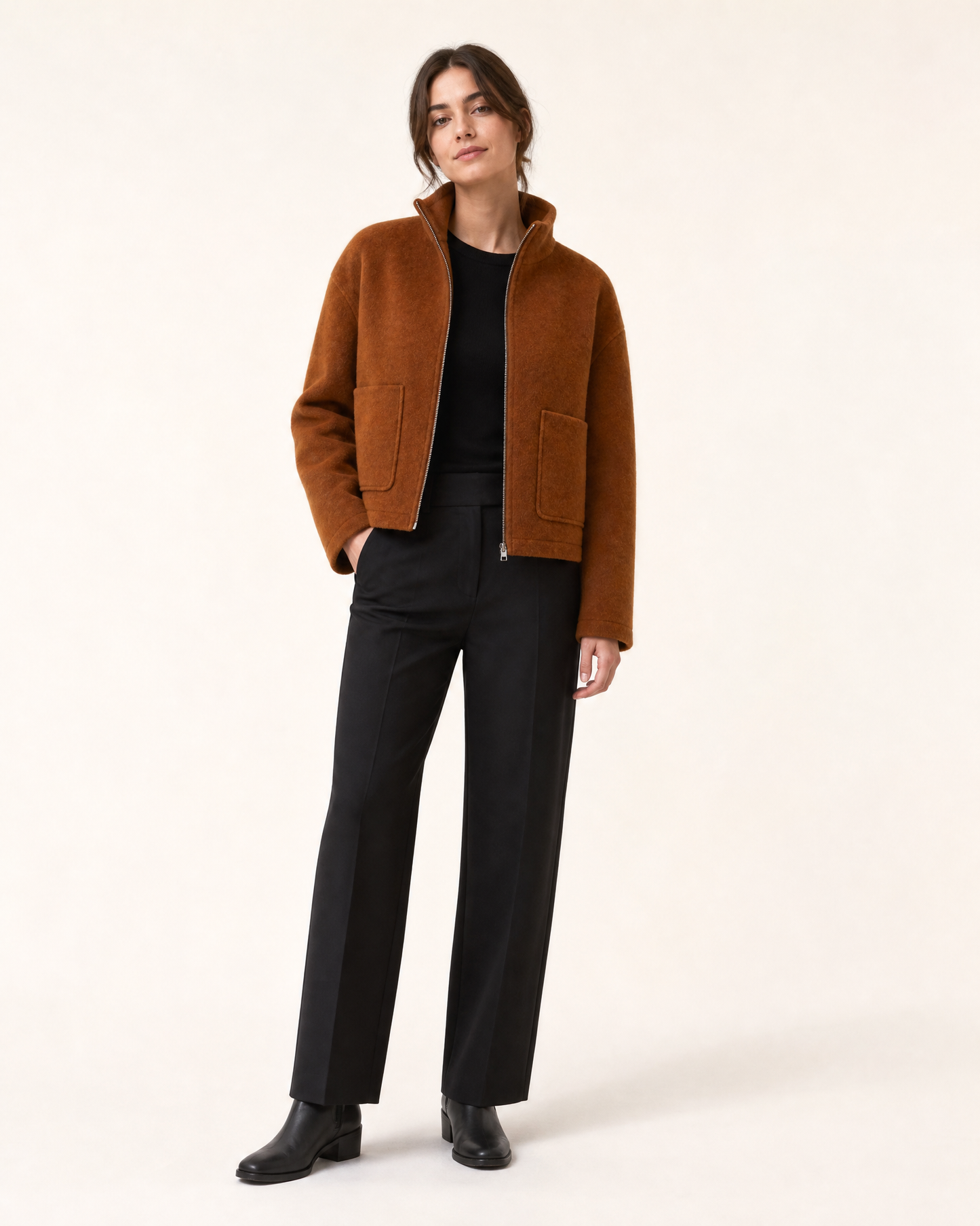 Hazel Kurzjacke am Model in Zimtbraun
