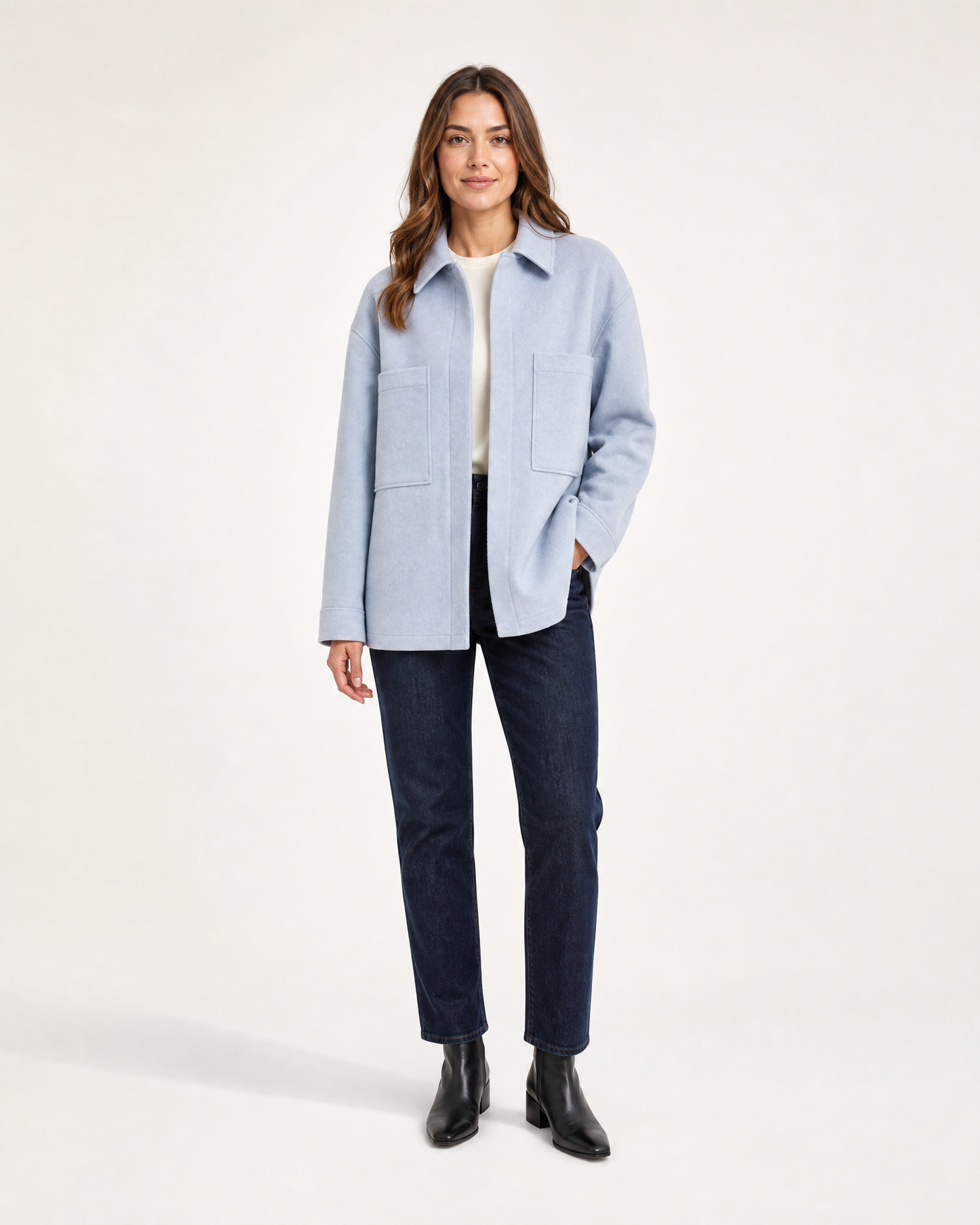 Frida Hemdjacke am Model in Rauchblau