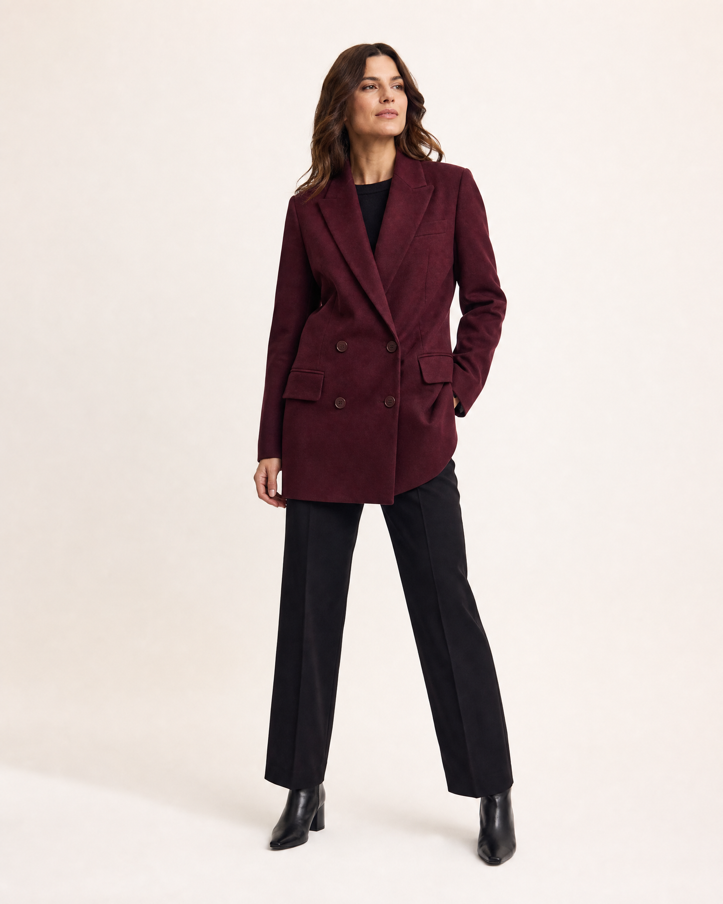 Camille Doppelreiher-Blazer am Model in Pflaumenrot