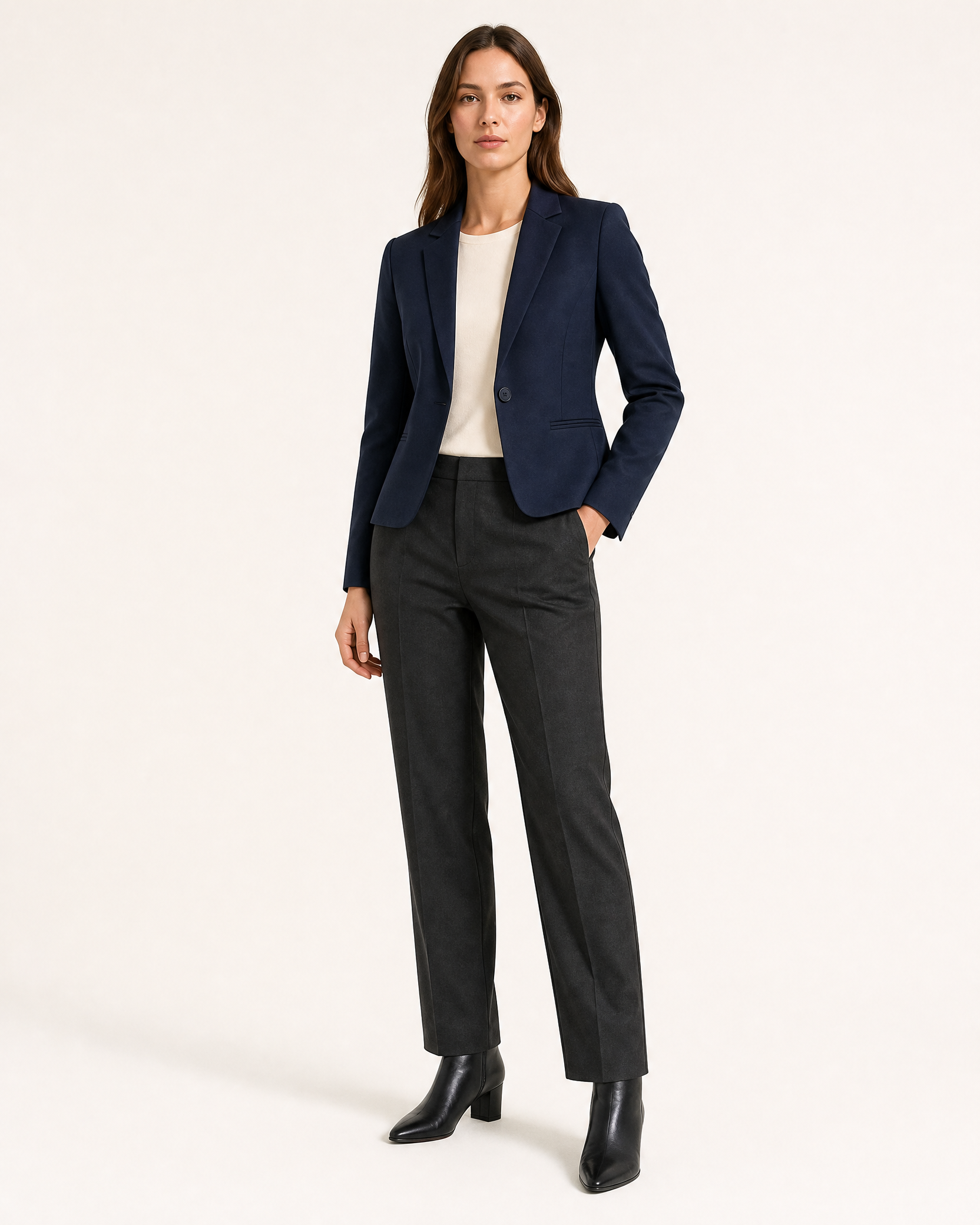 Tessa Kurzblazer am Model in Mitternachtsblau