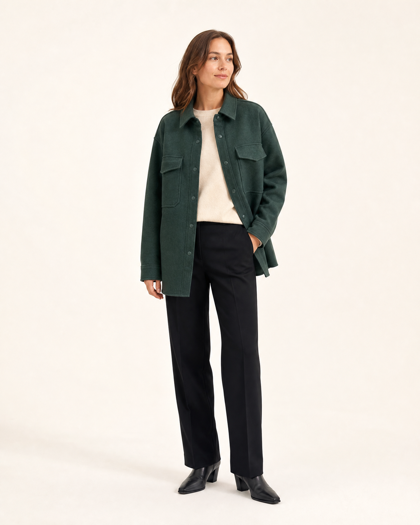 Ebba Overshirt am Model in Tannengrün
