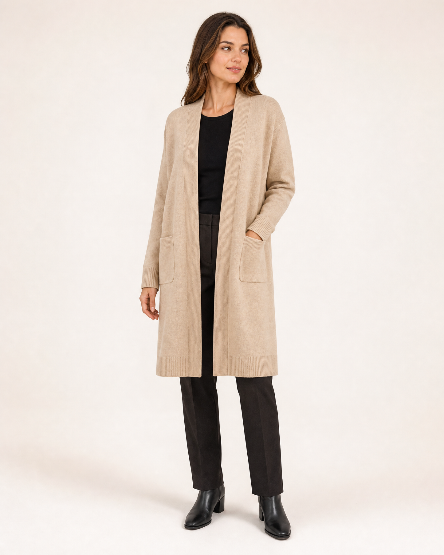 Elara Strickjacke am Model in Sandbeige