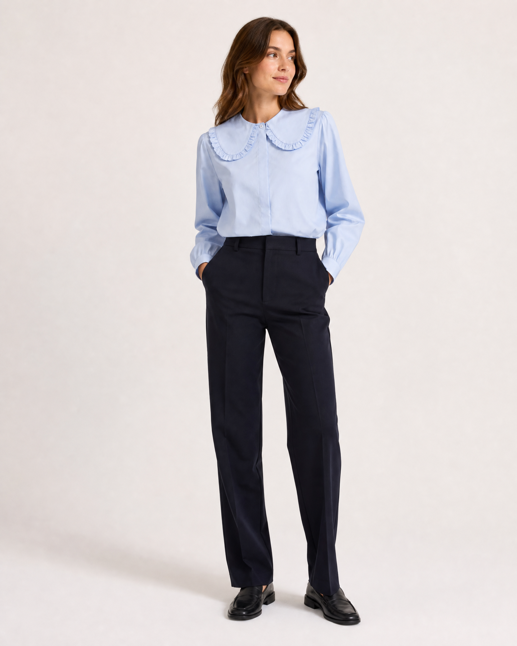 Louise Kragenbluse am Model in Puderblau