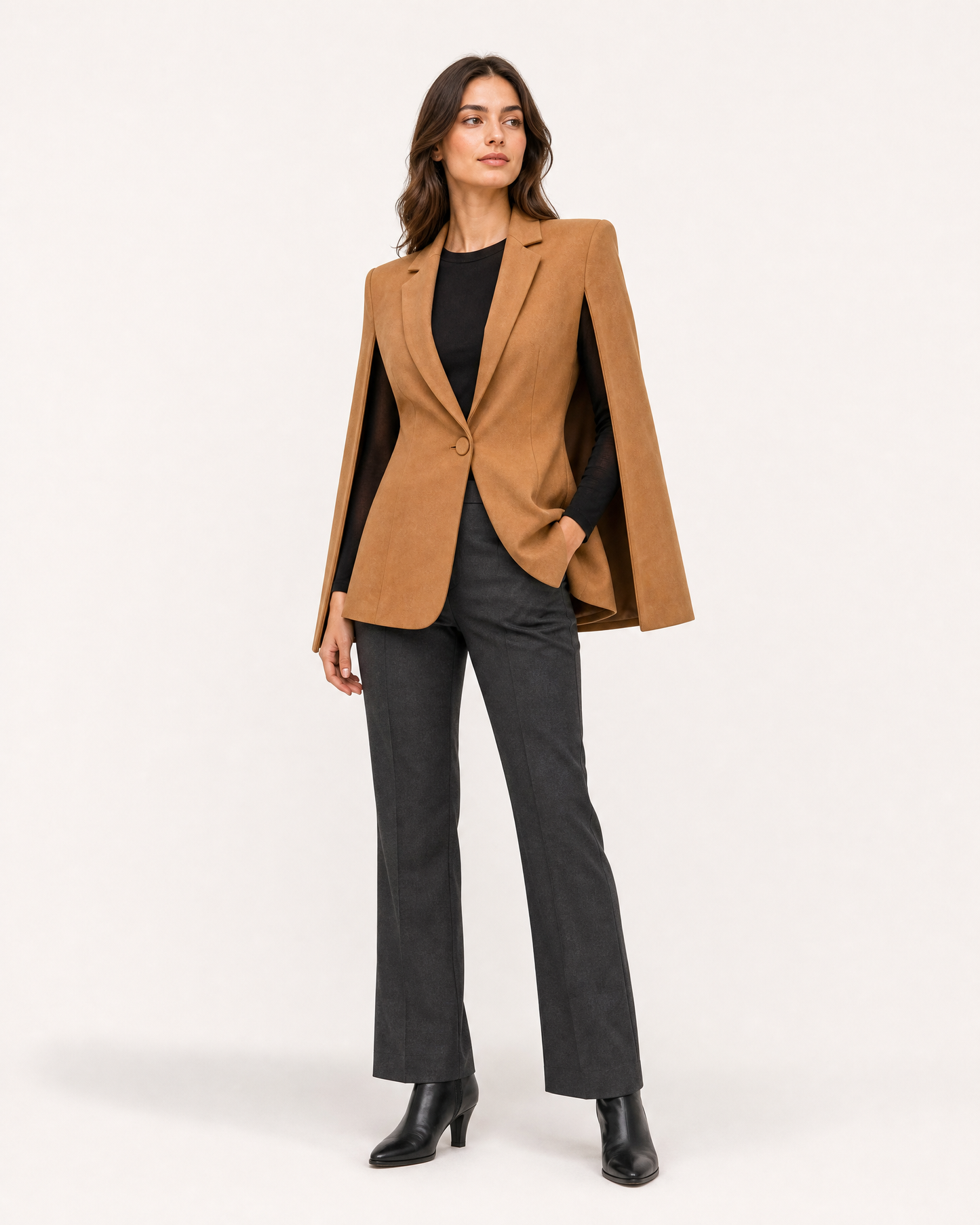 Margot Cape-Blazer am Model in Kamel