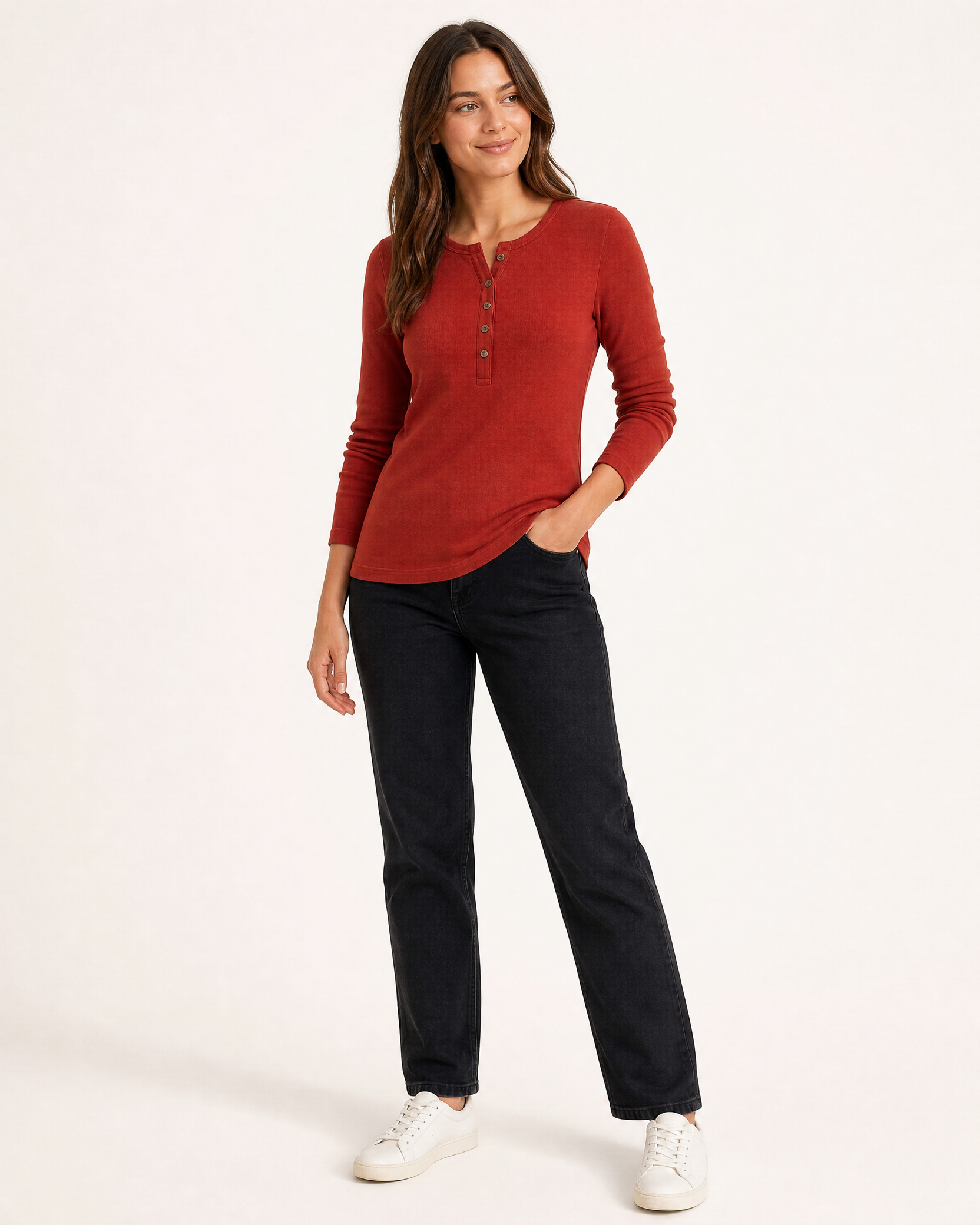 Rowan Henley-Shirt am Model in Rostrot
